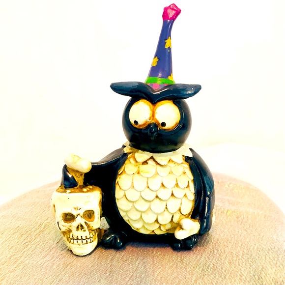 Other - Halloween Black Owl Resin Statue - 5"
Halloween Decor Owl Figurine with Skull